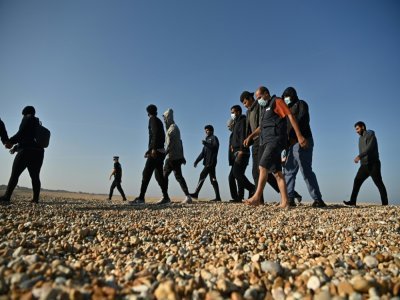 Des migrants sont escortés par le secours en mer britannique à Dungeness, le 7 septembre 2021, dans le sud-est de l'Angleterre - Ben STANSALL [AFP]