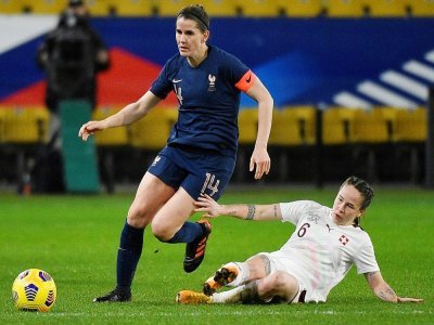 Charlotte Bilbault avec le brassard de capitaine de l'équipe de France contre la Suisse en amical le 23 février 2021 à Metz - JEAN-CHRISTOPHE VERHAEGEN [AFP/Archives]