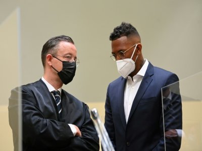 Jerome Boateng échange avec son avocat Kai Walden dans les locaux du tribunal de Munich, le 9 septembre 2021 - CHRISTOF STACHE [AFP]