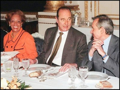 l'ancien président de la République, Jacques Chirac (C), discute avec l'e xministre délégué à l'Outre mer, Jean Jacques de Peretti (D), sous les yeux de Lucette Michaud Chevry, lors d'un déjeuner avec les députés des DOM-TOM, au Palais de l'Elysée à - REMY DE LA MAUVINIERE [POOL/AFP]