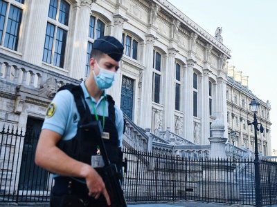 Un gendarme français surveille les abords du Palais de Justice à Paris, le 8 septembre 2021 - Alain JOCARD [AFP]