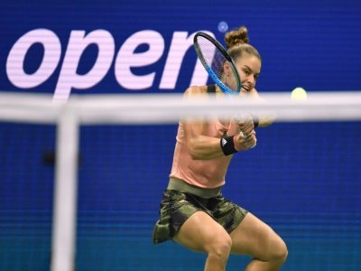 La Grecque Maria Sakkari face à la Britannique Emma Raducanu en demi-finale de l'US Open à New York le 9 septembre 2021 - Ed JONES [AFP]