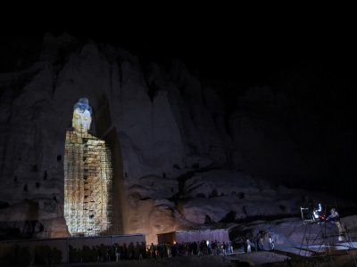 Des personnes assistent le 9 mars 2021 à la projection en 3D d'un des deux Bouddhas géants sculptés dans une falaise à Bamiyan, en Afghanistan, vingt ans après leur destruction par les talibans - WAKIL KOHSAR [AFP/Archives]