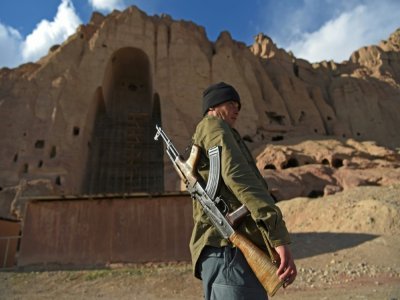 Un policier patrouille le 3 mars 2021 devant le site de Bamiyan en Afghanistan où deux Bouddhas géants sculptés dans la falaise ont été dynamités par les talibans en mars 2001 - WAKIL KOHSAR [AFP/Archives]