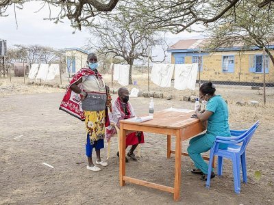 Deux femmes Maasaï s'enregistrent dans un dispensaire pour être vaccinées à  Kajiado (Kenya), le  9 septembre 2021 - Patrick Meinhardt [AFP]