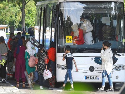 Des réfugiés afghans arrivent à un hôtel à  Strasbourg le 26 août 2021 - PATRICK HERTZOG [AFP]