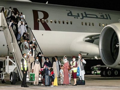 Des personnes évacuées d'Afghanistan, dont des citoyens américains, arrivent à l'aéroport de Doha le 9 septembre 2021 - KARIM JAAFAR [AFP]