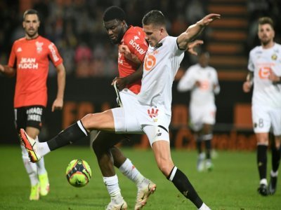 L'attaquant nigérian de Lorient, Terem Moffi, à la lutte avec le défenseur néerlandais de Lille, Sven Botman, lors de la 5e journée de Ligue 1, le 10 septembre 2021 au Stade du Moustoir - Fred TANNEAU [AFP]