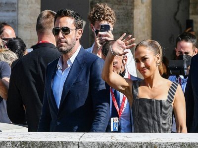 La chanteuse américaine Jennifer Lopez et l'acteur américain Ben Affleck quittent le Palazzo del Casino après que Affleck a particiéance photos pour le film "The Last Duel" présenté hors compétition à la 78ème édition de la Mostra, à Venise le 10 sep - Filippo MONTEFORTE [AFP]