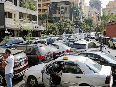 Des automobilistes font la queue devant une station-service dans le quartier de Hamra, le 20 août 2021 à Beyrouth, au Liban - ANWAR AMRO [AFP]