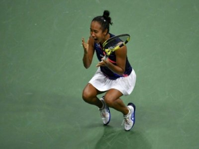 La joie de la Canadienne Leylah Fernandez, après avoir battu la Bélarusse Aryna Sabalenka, en demi-finale de l'US Open, le 9 septembre 2021 à New York - Ed JONES [AFP]