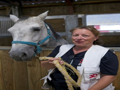 Laetitia Bos, directrice du refuge de la fondation "30 Millions d'Amis", avec l'un des chevaux du refuge, le 9 septembre 2021 à Bannegon, dans le Cher - GUILLAUME SOUVANT [AFP]