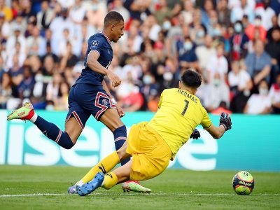 L'attaquant du Paris Saint-Germain, Kylian Mbappé, dribble le gardien clermontois Arthur Desmas et marque le 3e but, lors de leur match de Ligue 1, le 11 septembre 2021 au Parc des Princes - FRANCK FIFE [AFP]