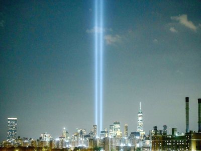 Le 'Tribute in Light', installation artistique commémorant l'attaque terroriste du 11 septembre 2001, à l'endroit des deux tours jumelles détruites par ces attentats - Ed JONES [AFP]