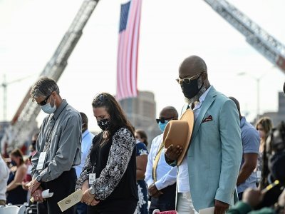 Des personnes se recueillent pendant les commémoration du 20e anniversaire des attaques que 11 septembre 2001, le 11 septembre 2021 au Pentagone, à Washington - SAUL LOEB [AFP]
