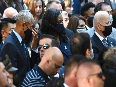 Le président américain Joe Biden (R), l'ancien président Barack Obama (g) et son épouse Michelle Obama (c) lors des commémorations du 20e anniversaire des attaques du Worl Trade Center, le 11 septembre 2021 à New York - Jim WATSON [AFP]