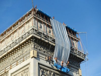 Début de l'empaquetage de l'Arc de Triomphe, oeuvre posthume de Christo, le 12 septembre 2021 à Paris - Lucas BARIOULET [AFP]