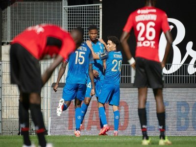 Les Rennais abattus après le 2e but de Reims inscrit par N'dri Philippe Koffi (au centre) au Roazhon Park, le 12 septembre 2021 - LOIC VENANCE [AFP]
