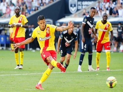 Florian Sotoca inscrit sur penalty le but de la victoire du RC Lens face à Bordeaux au Matmut Atlantique, le 12 septembre 2021 - ROMAIN PERROCHEAU [AFP]