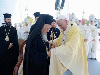 Le pape François accueilli par des religieux, le 12 septembre 2021 à Budapest, en Hongrie - Handout [VATICAN MEDIA/AFP]