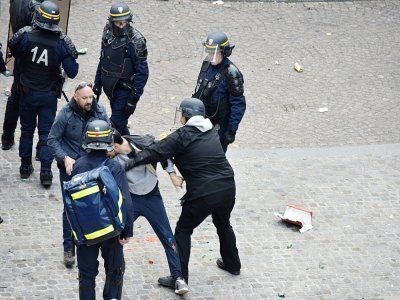 Alexandre Benalla (C) portant un casque et Vincent Crase (C, G) empoignent un manifestant le 1er mai 2018 sur la place de la Contrescarpe à Paris - Naguib-Michel SIDHOM [AFP/Archives]