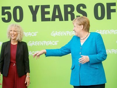 La cheffe de Greenpeace, Jennifer Morgan (g), et la chancelière allemande Angela Merkel, à l'occasion des festivités pour les 50 ans de l'ONG, le 30 août 2021 à Stralsund, dans le nord de l'Allemagne - Stefan Sauer [POOL/AFP/Archives]