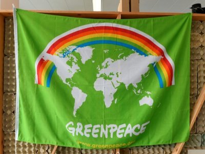 Un drapeau Greenpeace dans les locaux de l'ONG, le 10 septembre 2021 à Amsterdam, aux Pays-Bas - John THYS [AFP]