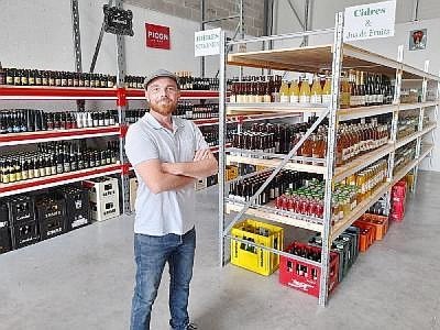 Romain Philips a ouvert son nouvel établissement à Saint-Jean-du-Cardonnay, spécialiste dans la vente de boissons et la location de matériel. - Christian Pedron
