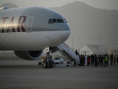 Des passagers montent à bord d'un avion de la Qatar Airways, le 10 septembre 2021 à l'aéroport de Kaboul, en Afghanistan - Aamir QURESHI [AFP/Archives]