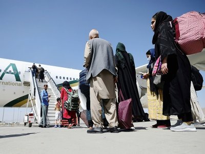 Des passagers montent à bord d'un avion de la compagnie pakistanaise Pia, le 13 septembre 2021 à l'aéroport de Kaboul, en Afghanistan - Karim SAHIB [AFP]