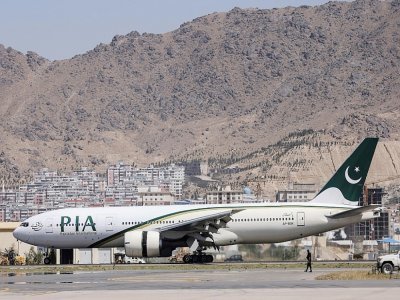 Un avion de la compagnie pakistanaise PIA sur le tarmac de l'aéroport de Kaboul, après son atterrissage, le 13 septembre 2021 - Karim SAHIB [AFP]