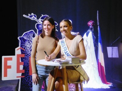Une popularité incontestable 
Des centaines d'admirateurs ont fait la queue pour tenter d'approcher Miss France qui a récompensé leur patience en signant des autographes et en posant pour des photos. - Guillaume Lemoine
