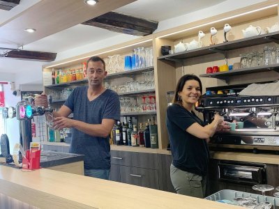 Aline et Maximilien Couesnard ont repris le Café de la place depuis le 17 août. - Nathalie Hamon