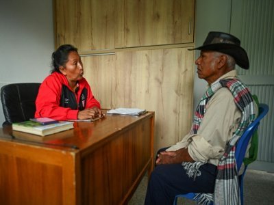 La militante autochtone écologiste Célia Umenza reçoit un homme dans son bureau à Tacueyo, dans le département de Cauca au sud-ouest de la Colombie, le 7 septembre 2021 - LUIS ROBAYO [AFP]