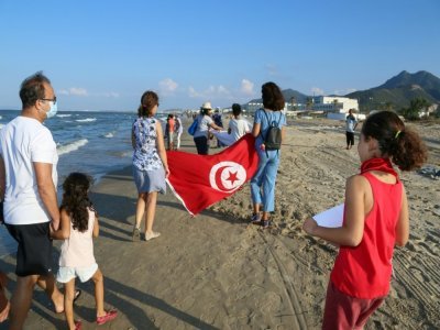 Des Tunisiens forment une impressionnante chaîne humaine sur cinq plages de la banlieue sud de Tunis pour protester contre la pollution marine le 12 septembre 2021 - ANIS MILI [AFP]