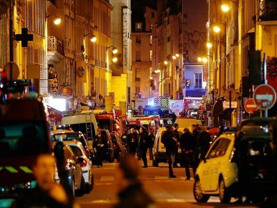 Des policiers, pompiers et secouristes près du Bataclan où un commando jihadiste a fait irruption, dans la nuit du 13 au 14 novembre 2015 à Paris - FRANCOIS GUILLOT [AFP/Archives]