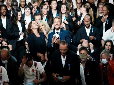 Emmanuel Macron et sa femme Brigitte Macron posent avec les athlètes français médaillés aux Jeux de Tokyo et récompensés lors d'une cérémonie à Paris, à l'Elysée, le 13 septembre 2021 - Thibault Camus [POOL/AFP]
