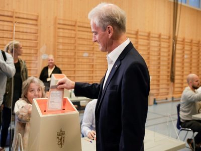 Le travailliste Jonas Gahr Store vote au législatives norvégiennes le 13 septembre 2021 à Oslo - Javad Parsa [NTB/AFP]