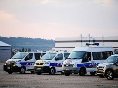 Des véhicules de la police nationale à Cherbourg, le 8 septembre 2021 - Sameer Al-DOUMY [AFP]