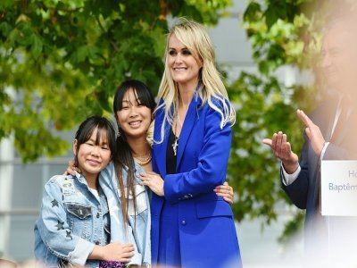 Laeticia Hallyday, veuve de Johnny Hallyday, et les deux filles du couple Jade et Joy pendant l'inauguration de l'Esplanade Johnny à Toulouse, en juin 2019 - Eric CABANIS [AFP]