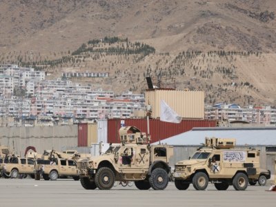 Des véhicules blindés portant le drapeau taliban dans un ancien campd e l'armée américaine, à l'aéroport de Kaboul, le 14 septembre 2021 - Karim SAHIB [AFP]