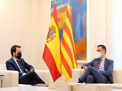 Spain's Prime Minister Le Premier ministre espagnol Pedro Sanchez (G) rencontre le président régional catalan Pere Aragones au palais de la Moncloa à Madrid, le 29 juin 2021 - OSCAR DEL POZO [AFP/Archives]