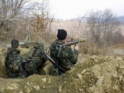 Des combattants de l'UCK prennent position à la frontière avec le Kosovo dans la région de Malina Mara, en Macédoine, le 14 mars 2001 - ERIC FEFERBERG [AFP/Archives]