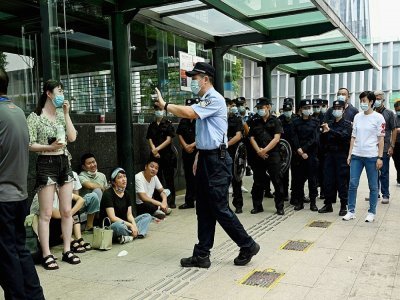 Propriétaires spoliés et policiers se font face devant le siège d'Evergrande, à Shenzhen, le 15 septembre 2021, au troisième jour de ressemblement contre le géant immobilier chinois - Noel Celis [AFP]