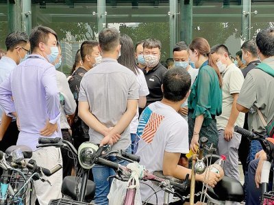 Devant le siège d'Evergande, à Shenzhen, le 15 septembre 2021, troisième jour d'affilée de rassemblement de proriétaires spoliés - Noel Celis [AFP]