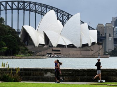 Des habitants de Sydney font du jogging le long de la baie de la ville la plus importante d'Australie le 13 septembre 2021 - Saeed KHAN [AFP]