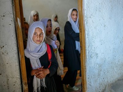 Des écolières dans une école où elles sont séparées des garçons à Kaboul le 15 septembre 2021 - BULENT KILIC [AFP]
