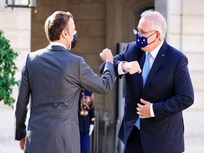 Le président français Emmanuel Macron (g) reçoiut le Premier ministre australien Scott Morrison au palais de l'Elysée, à Paris, le 15 juin 2021 - Thomas SAMSON [AFP/Archives]