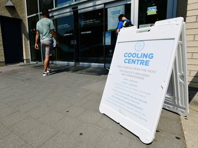 Une personne entre le 30 juin 2021 dans un centre municipal à Vancouver, au Canada, pour se rafraîchir alors que la région est frappée par une vague de chaleur - Don MacKinnon [AFP/Archives]