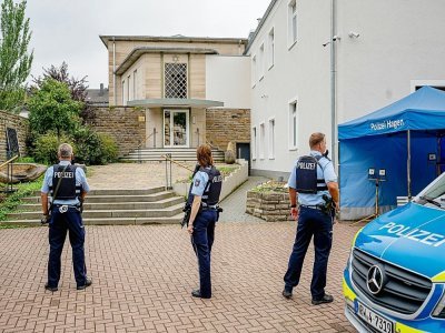 Des policiers installent un périmètre de sécurité devant la synagogue de Hagen en Allemagne le 16 septembre 2021 - Markus Klümper [dpa/AFP]